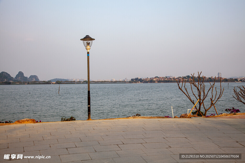 湖畔路灯景 波海湖 七星岩 