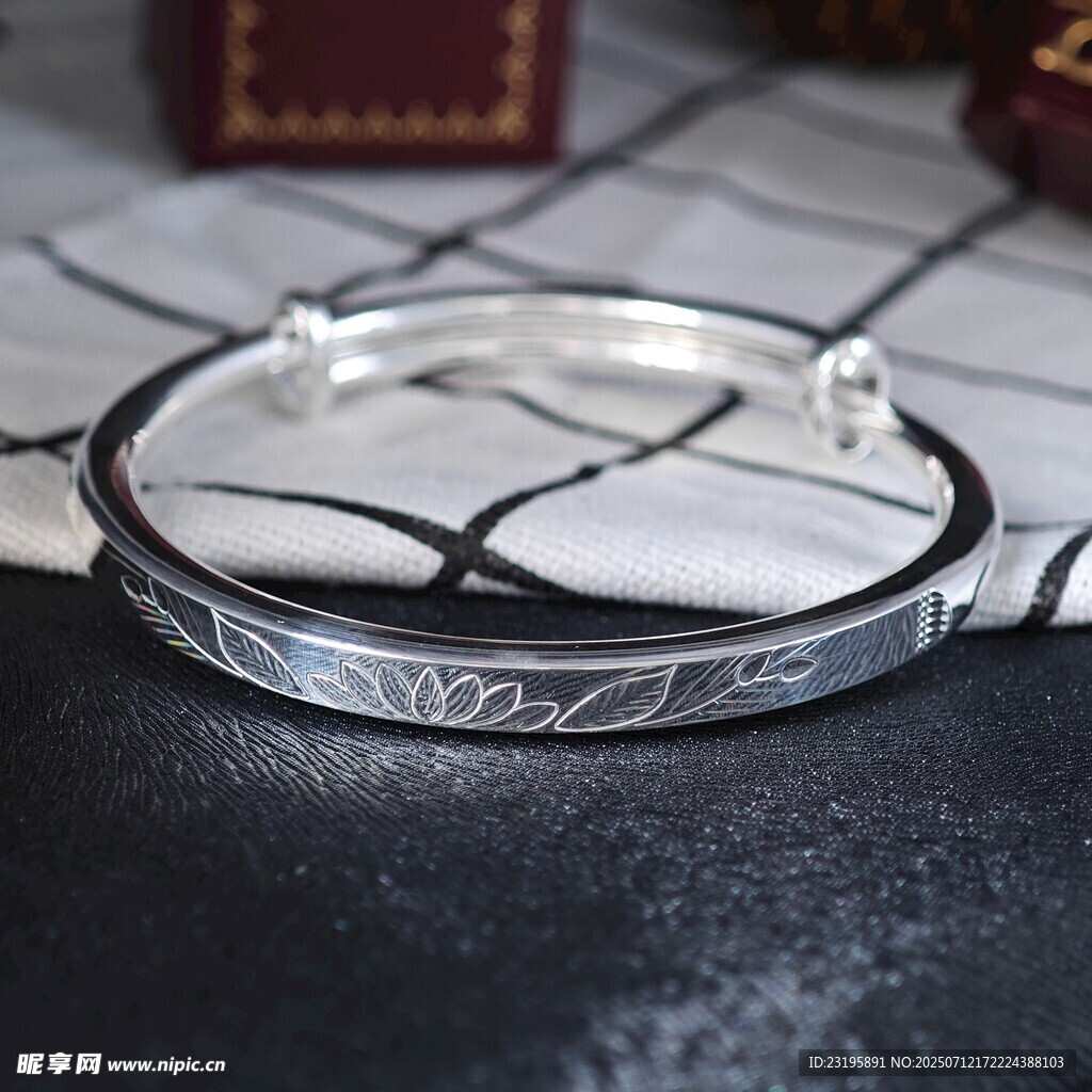 简约银手镯精致几何纹路