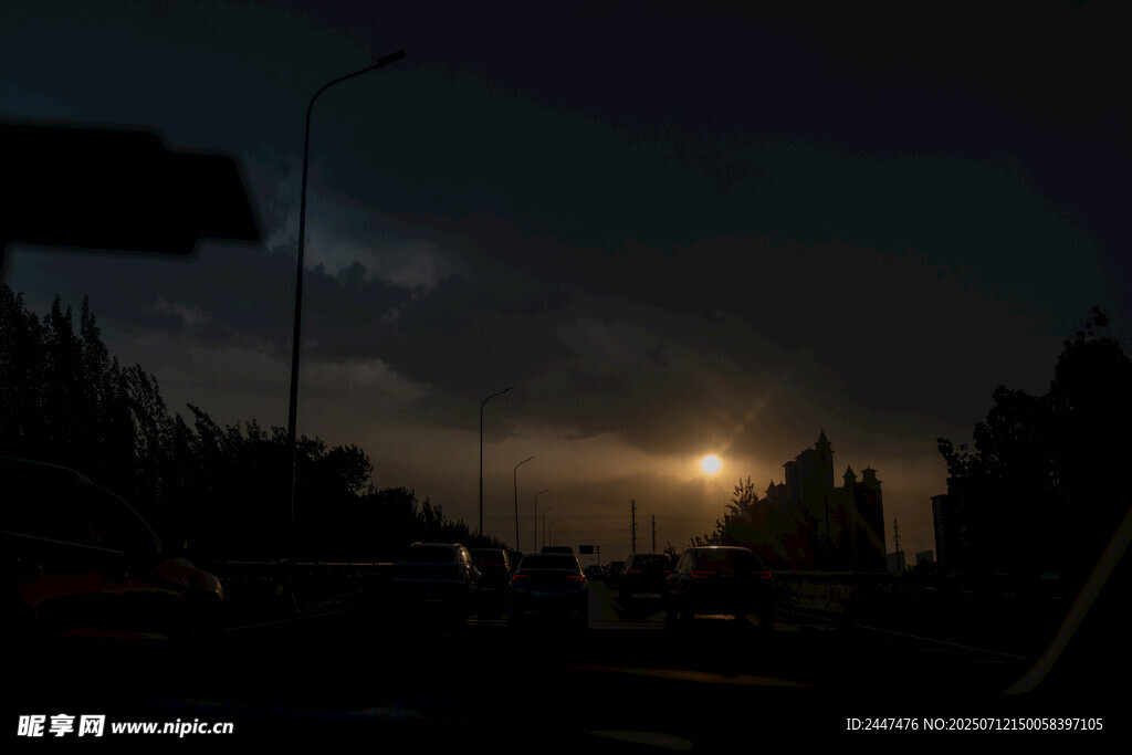 晚高峰车流上空的落日晚霞