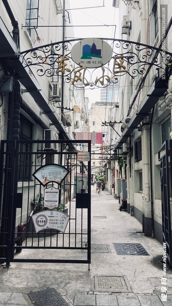 复古铁门后的静谧小巷