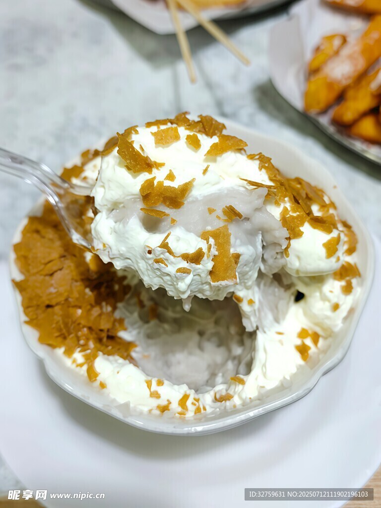 美味奶油坚果蛋糕