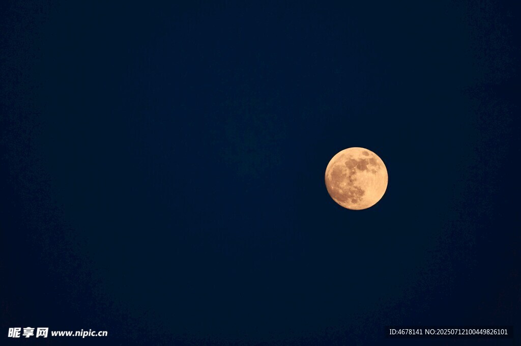 夜空中的金黄圆月