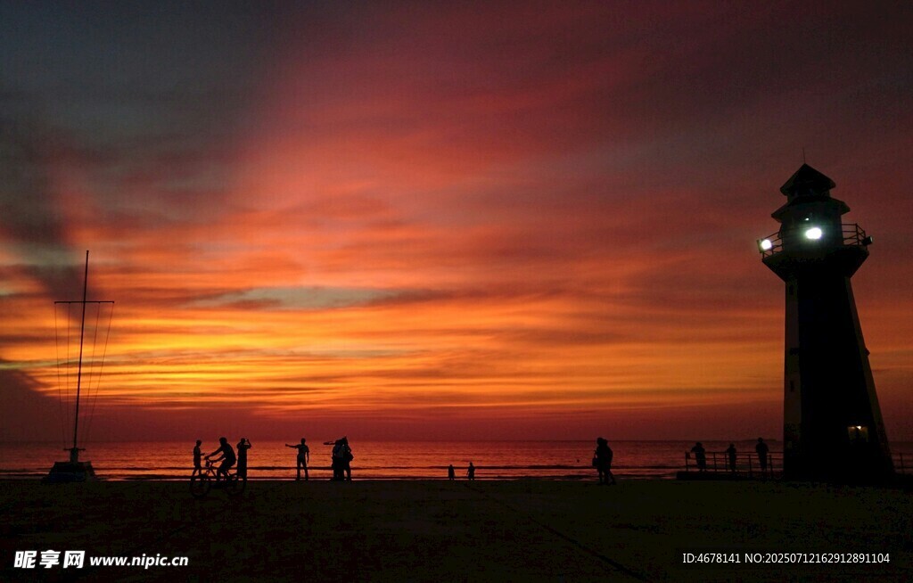 日落时分的灯塔美景