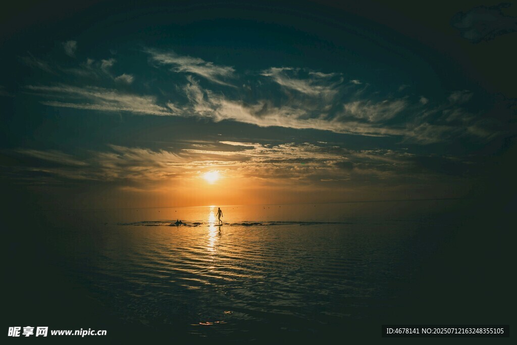 海上落日孤舟美景