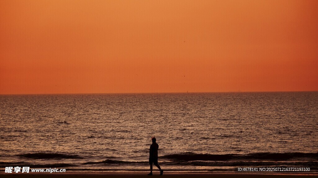夕阳下海边的孤独身影