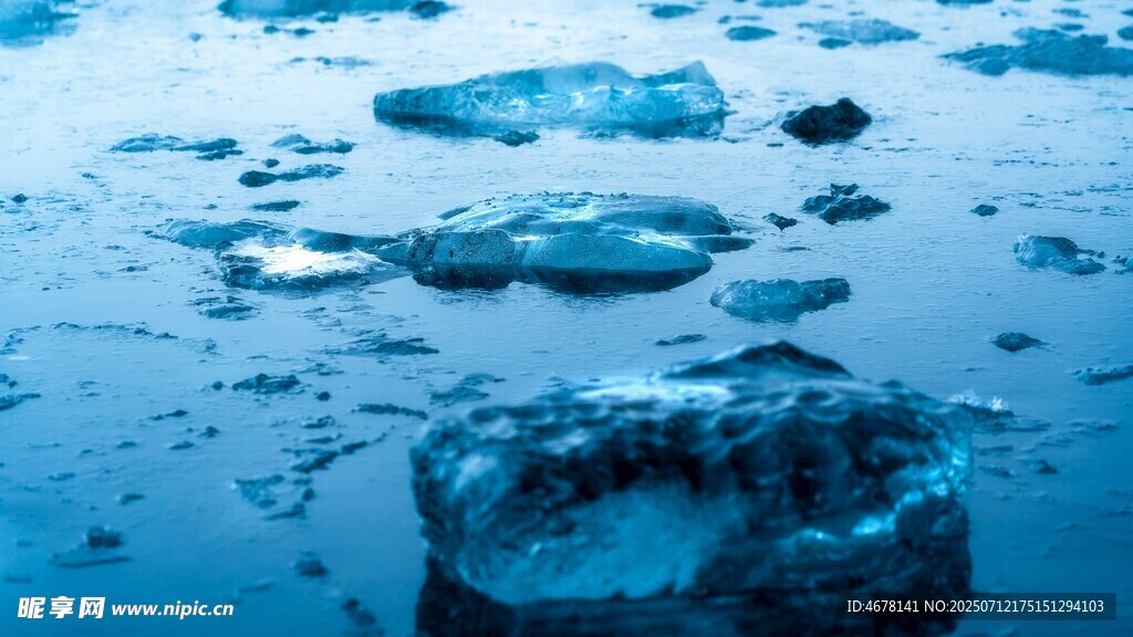 冰面漂浮的蓝色冰块