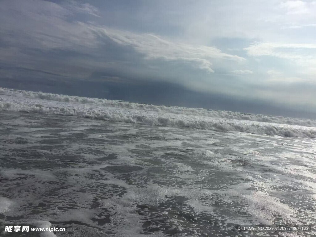 海边浪花翻涌的美丽景象