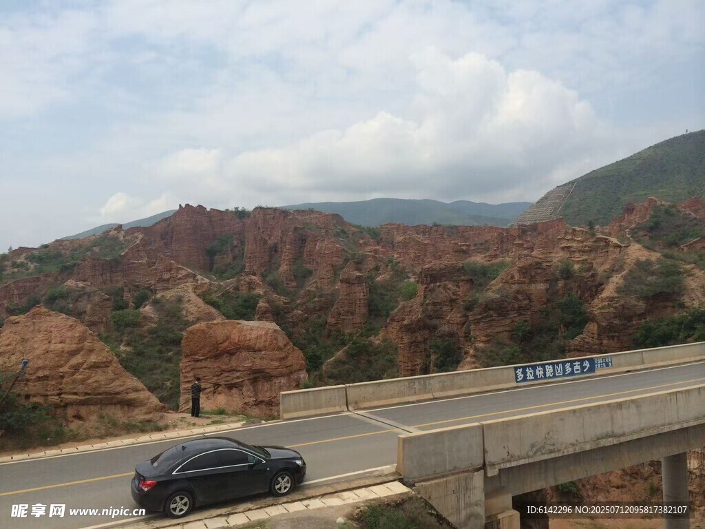 公路上行驶的汽车与山景