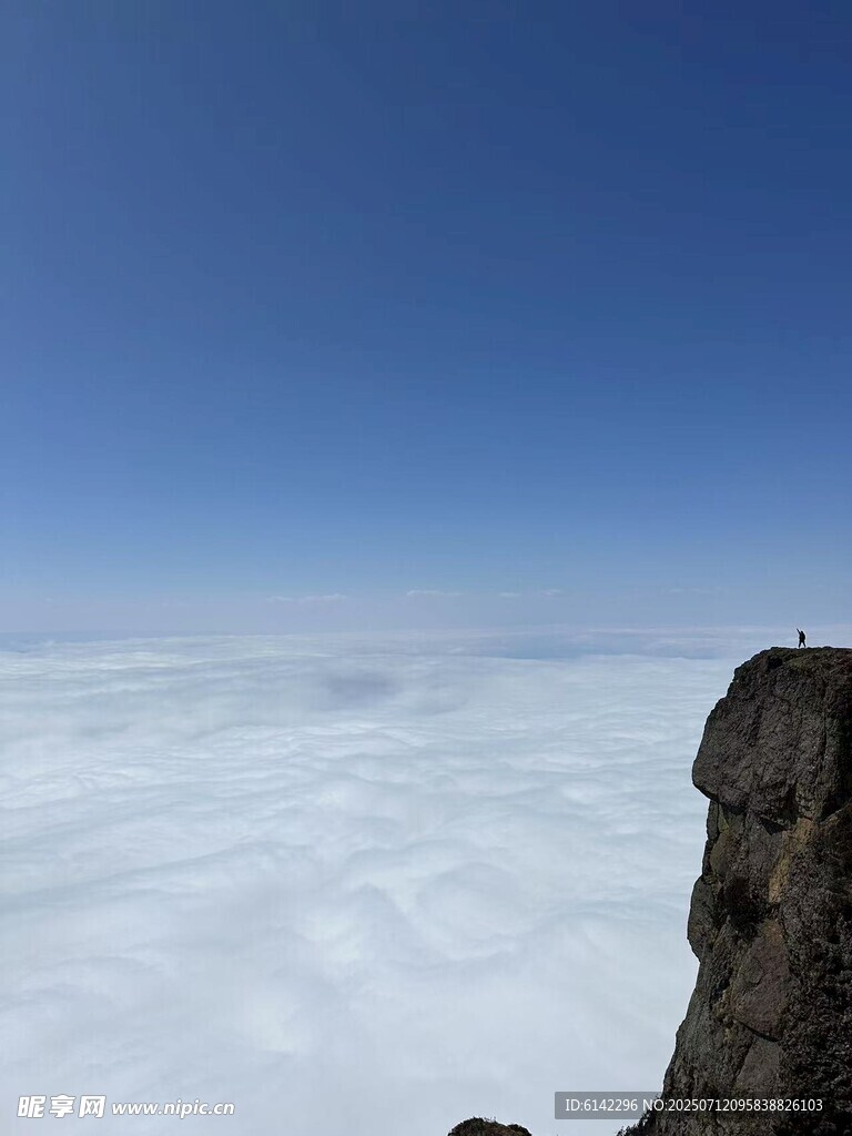 悬崖之巅俯瞰云海奇观