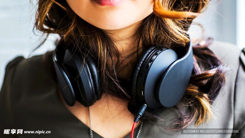 时尚女性佩戴炫酷耳机