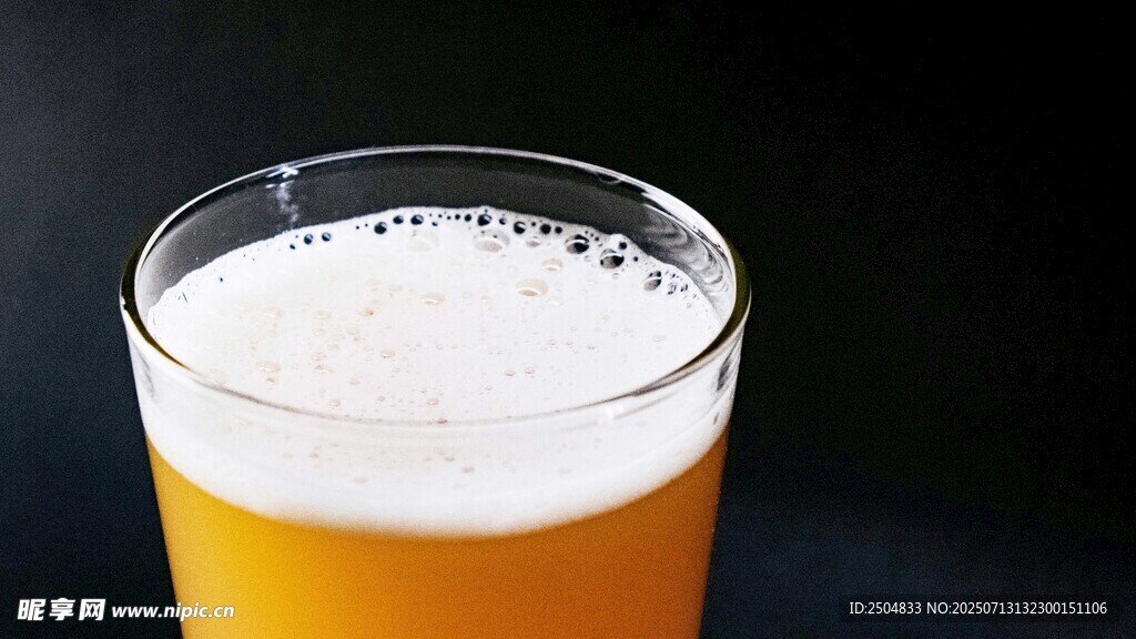 一杯泡沫丰富的鲜啤酒