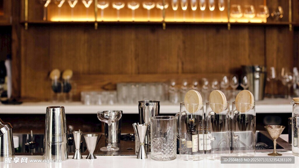 复古风格的温馨吧台场景