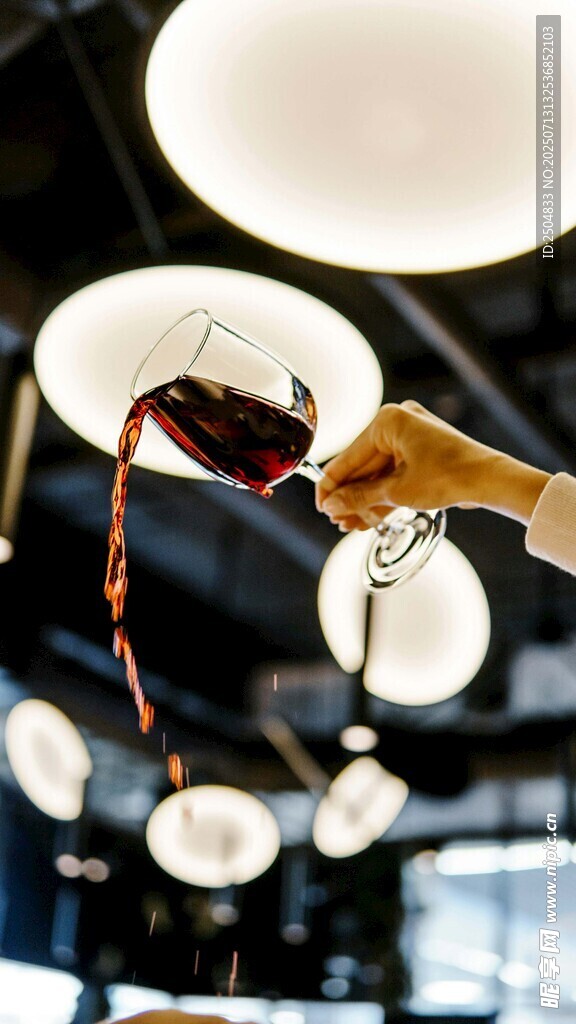 倒酒瞬间的优雅画面