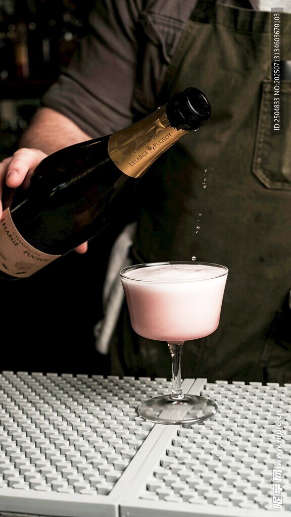 倒香槟入高脚杯瞬间