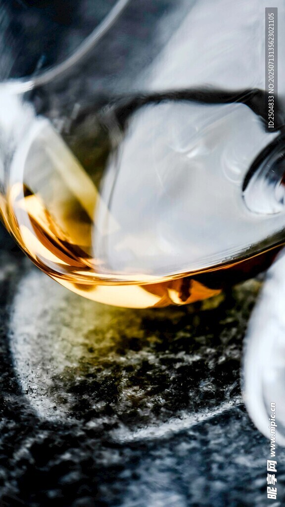 晶莹琥珀色液体玻璃杯