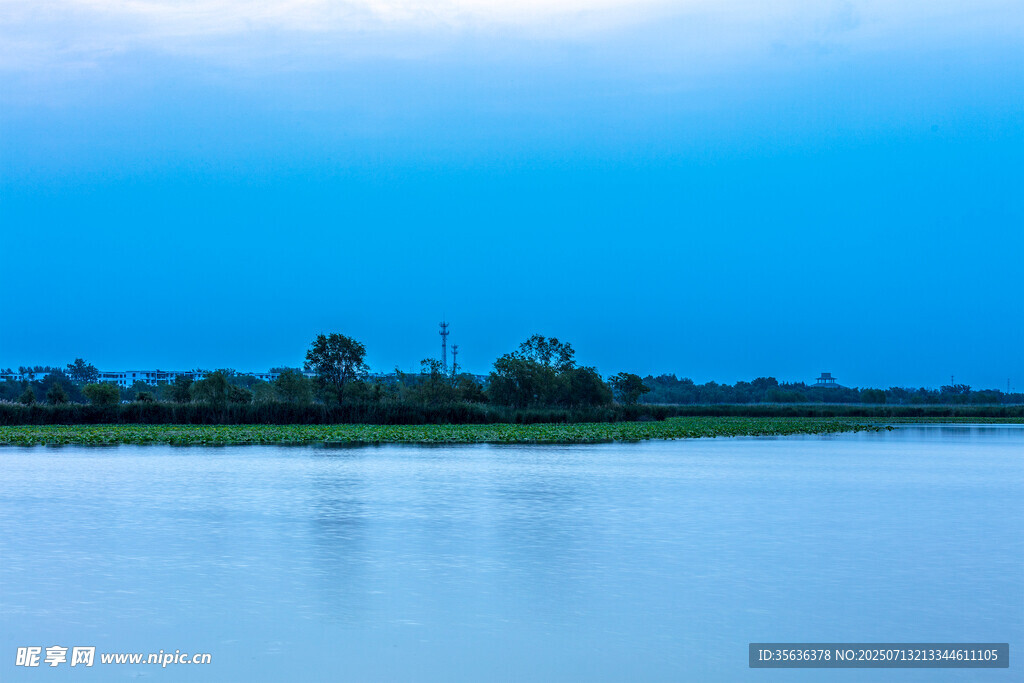宁静湖畔曙光出露风