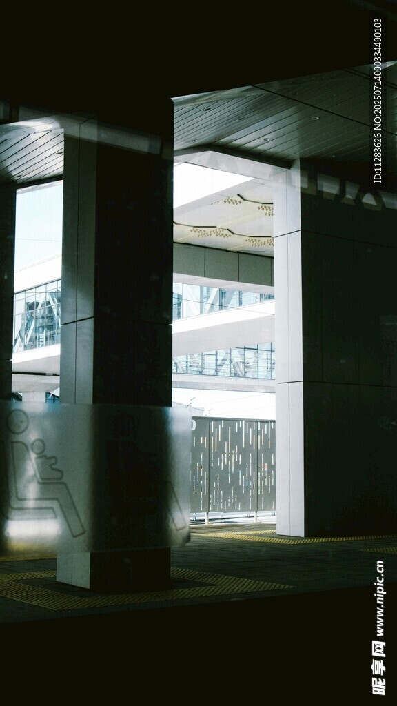 夜晚的玻璃建筑入口