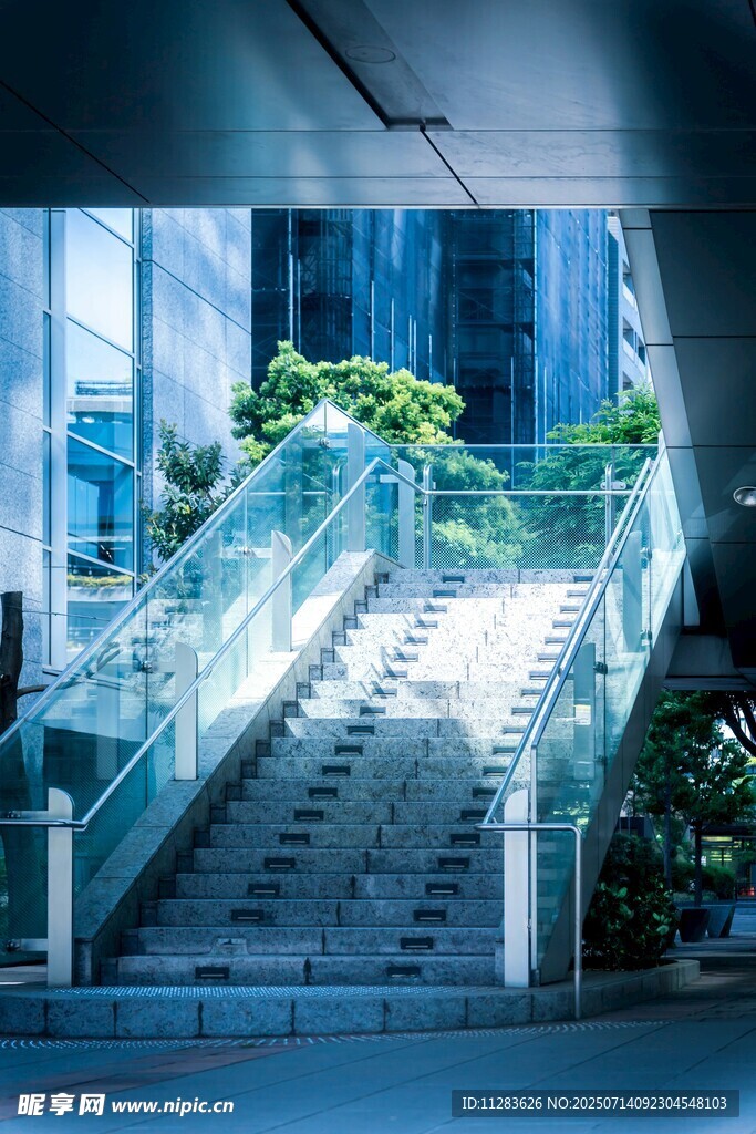 现代玻璃楼梯与绿植景观