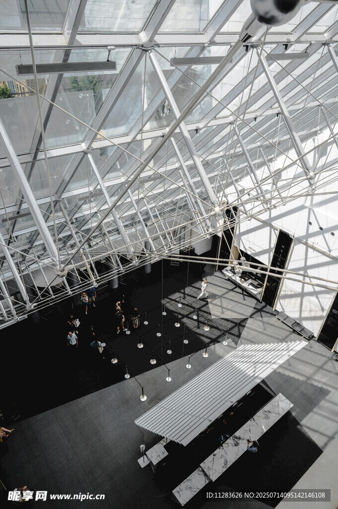 现代玻璃屋顶室内空间