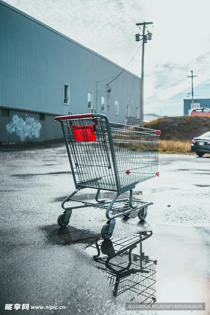 废弃购物车置于空旷场地