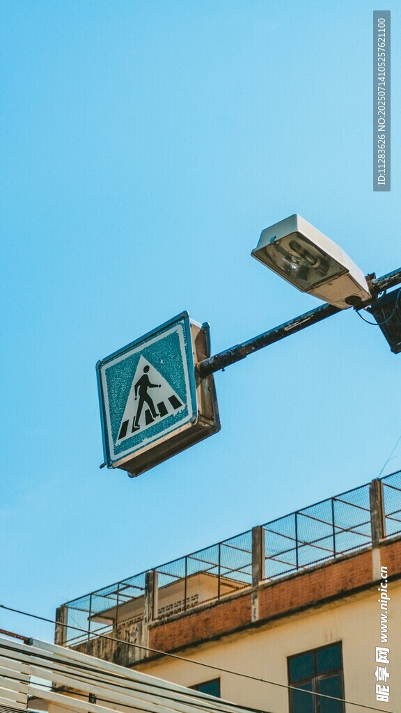 街道旁的监控与指示牌