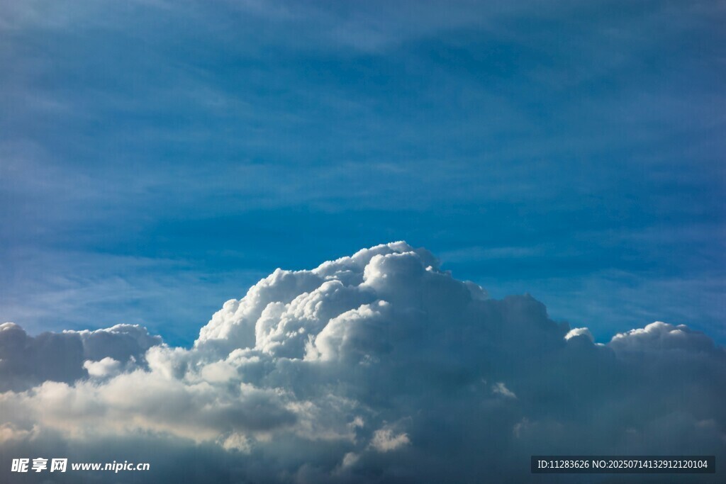 蓝天中的蓬松大云朵