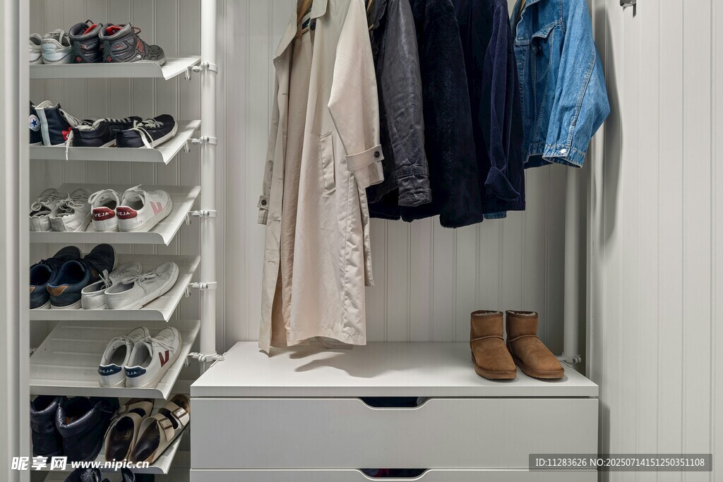 时尚衣帽间一角展示