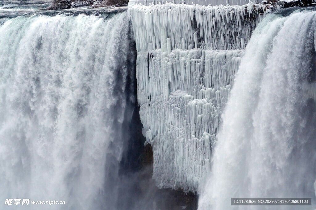 冰封瀑布景观