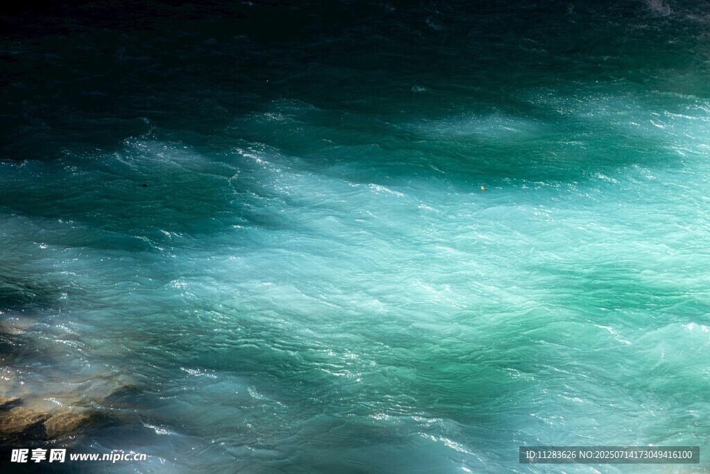 流动的碧绿河水美景