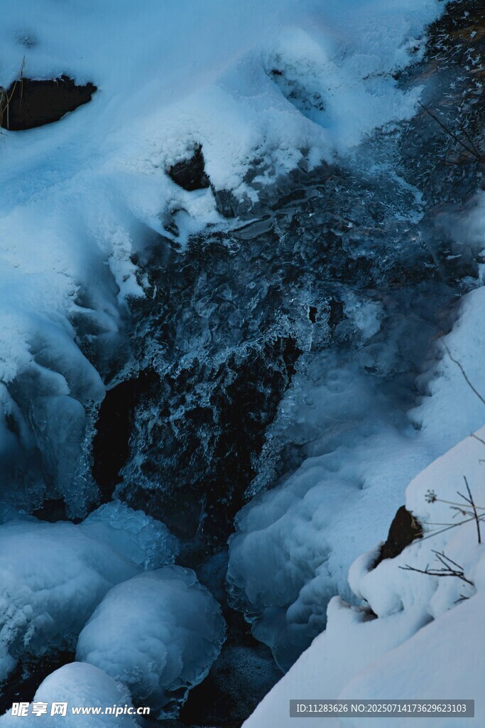 冬日覆雪的嶙峋岩石