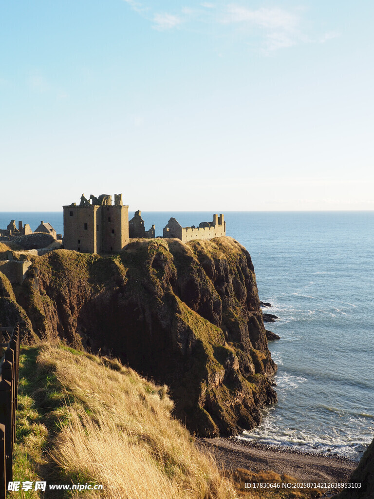 悬崖上的古老城堡