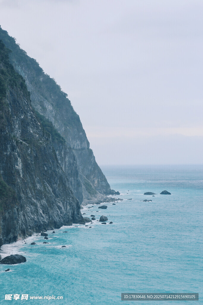 海岸边的壮丽山海景观