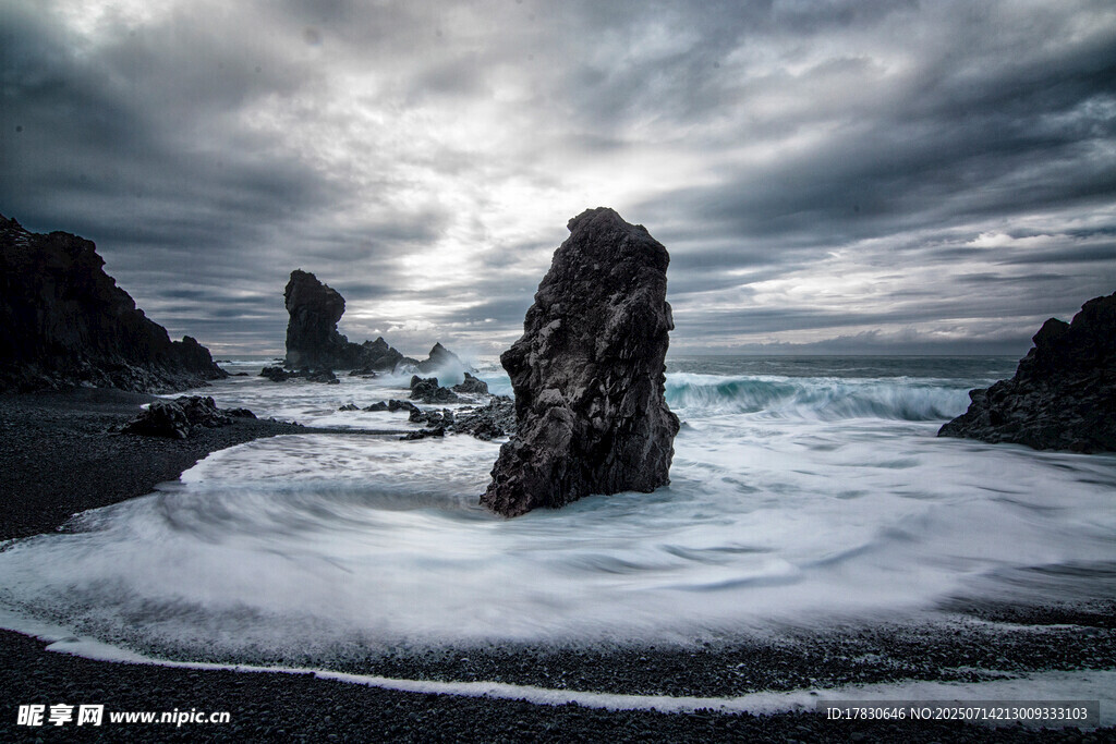 海边孤岩与汹涌海浪景观