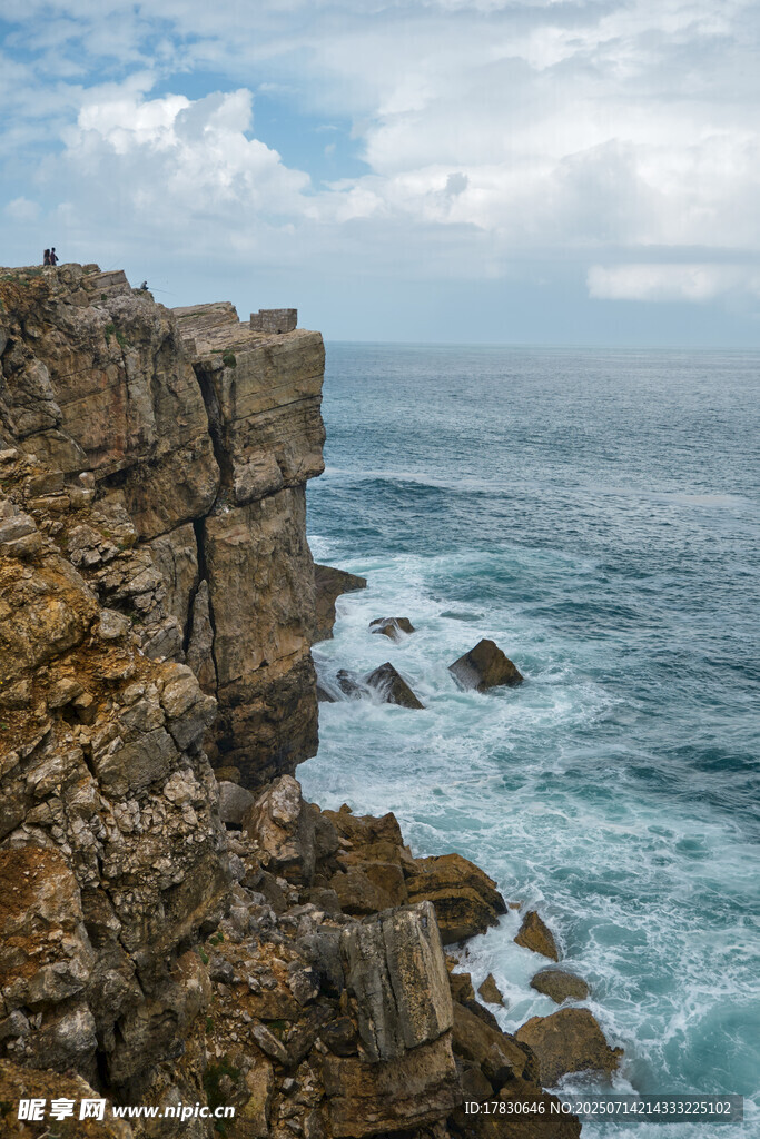 海岸悬崖边的壮阔海景