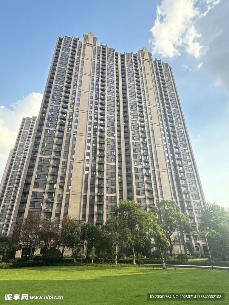 高层住宅旁的开阔绿地