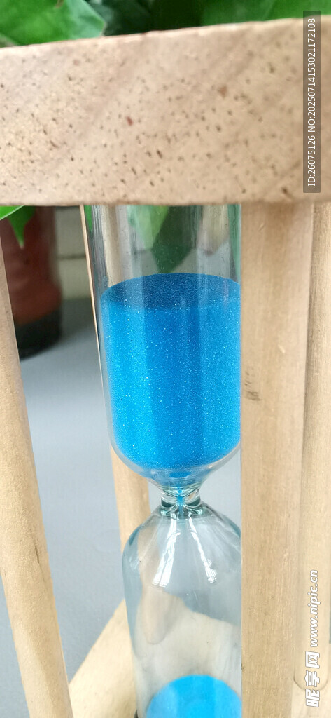 蓝色沙漏置于木质背景中
