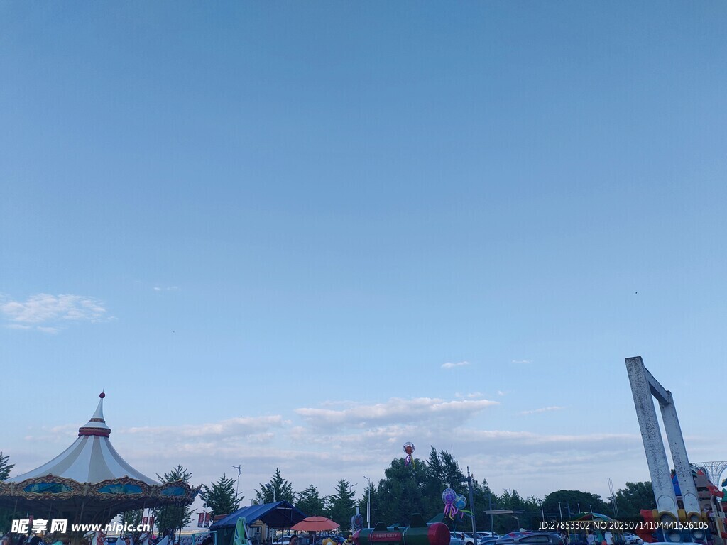 城市天际线与多彩建筑景观