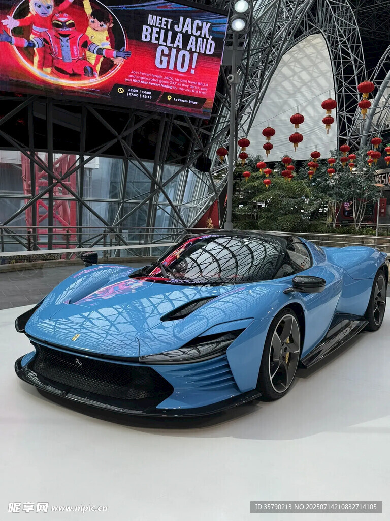 蓝色超跑于都市夜景中