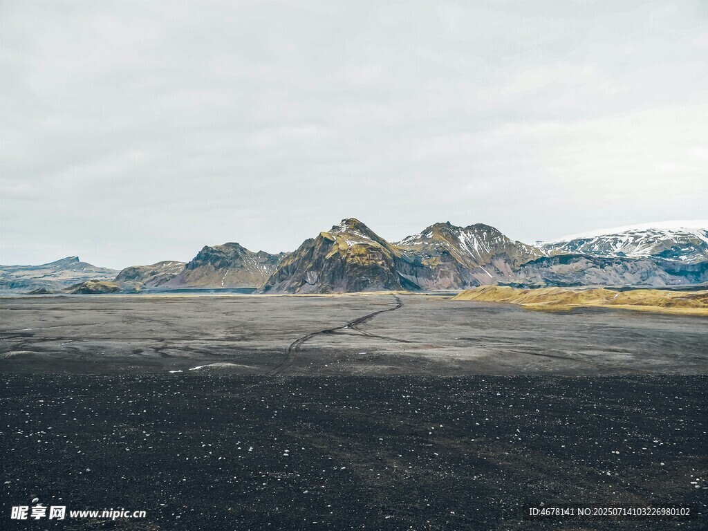 荒凉旷野中的多彩山峦