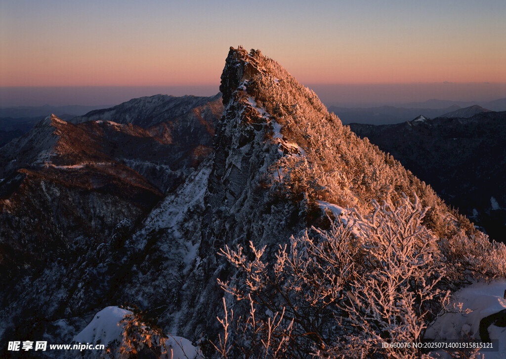 雪覆山峰的壮丽黄昏景色
