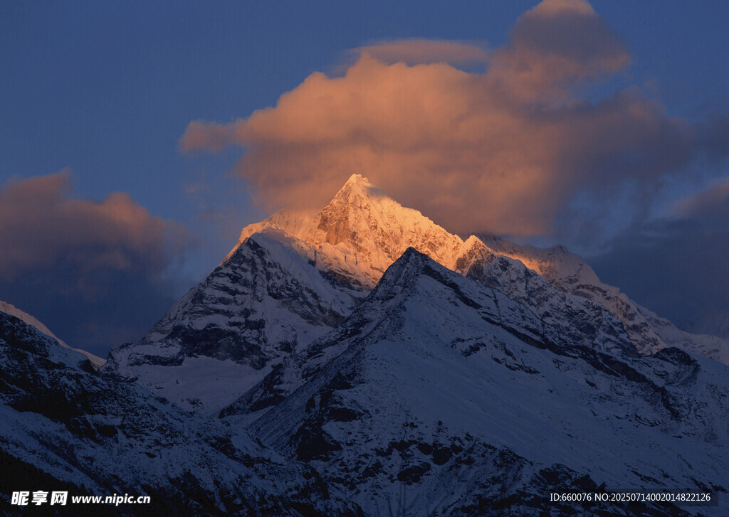 雪山之巅的壮丽霞光