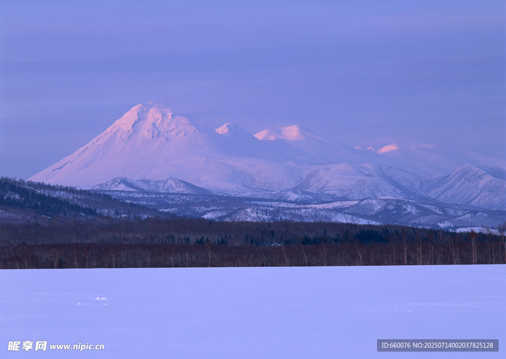 雪山下的宁静湖面