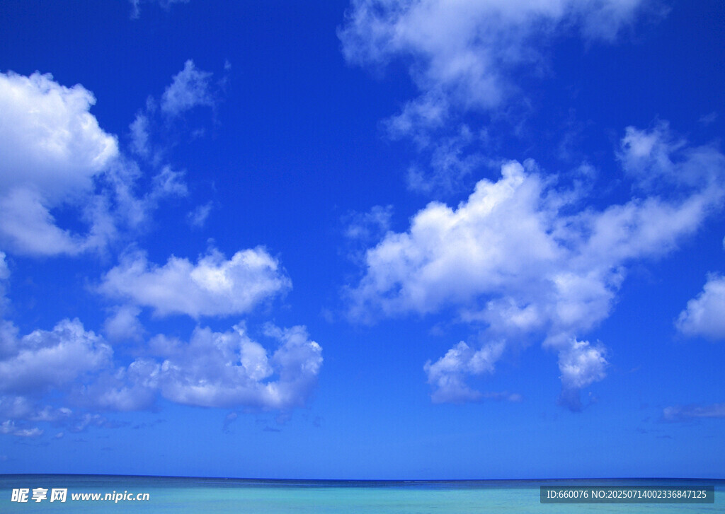 蓝天碧海间的白云美景