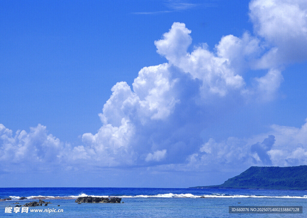 碧海蓝天中的壮丽云朵