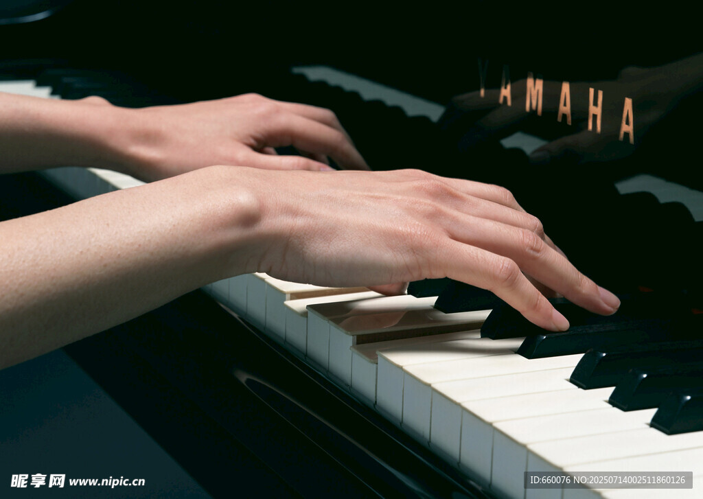 双手弹奏钢琴的优雅瞬间