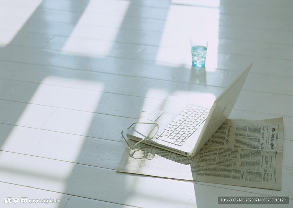 阳光中的笔记本电脑与水瓶