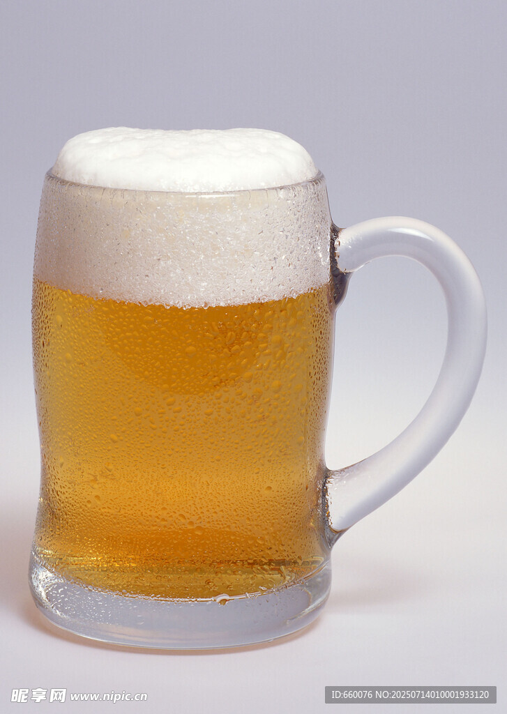 满溢泡沫的玻璃啤酒杯