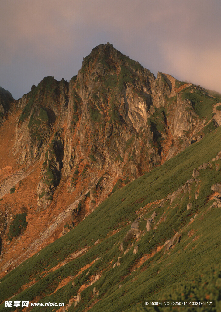 夕阳下的壮美山峦