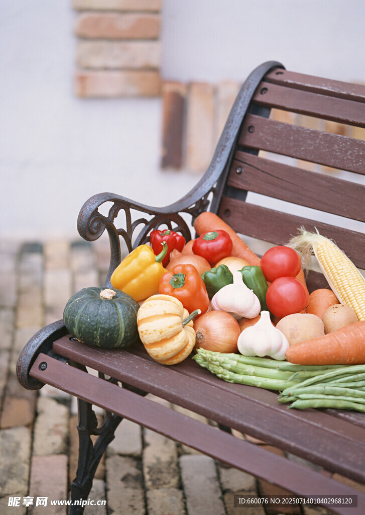 长椅上摆放的多彩新鲜蔬菜