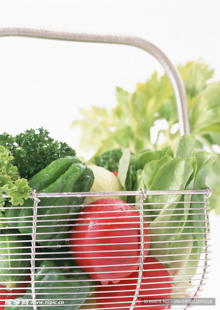 金属篮中的新鲜多彩蔬菜